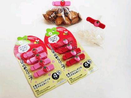 ++พร้อมส่ง++ คลิปหนีบปากถุง ลาย สตอเบอรี่ ไซส์ S สินค้า 1 แพ็ค มี 4 อัน ขนาด 1.5 x 7 x 1.2 ซม. สินค้านำเข้าจากญี่ปุ่นแท้ค่ะ