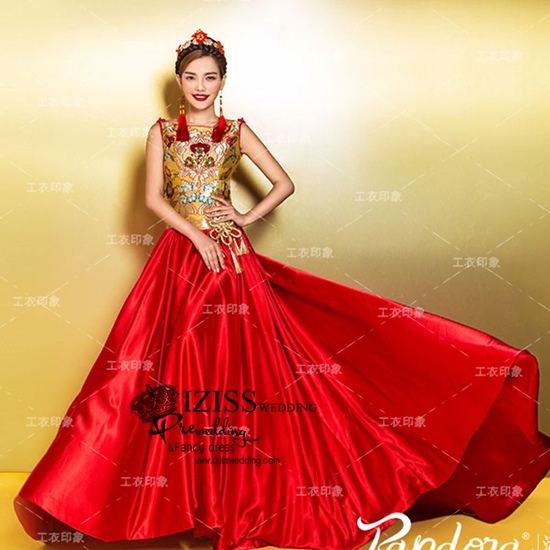 PW493 - **พรีออเดอร์ค่ะ** ชุดกี่เพ้าสีแดงทั้งเซ็ท ชุดคู่ถ่ายพรีเวดดิ้ง (prewedding dress) & ชุดแต่งงานแฟนซี (Fancy wedding dress)ชายหญิง "ธีมสีแดง เหลืองทอง"