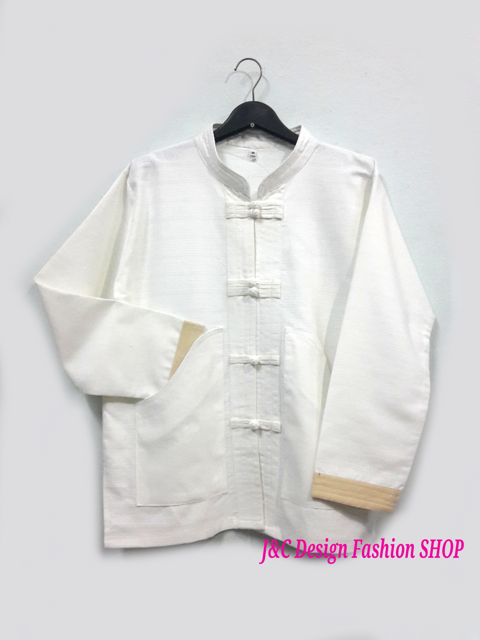 เสื้อผ้าไทยชายแขนยาวสีขาว เสื้อผ้าฝ้ายชายแต่งกระดุ้มปั้นแต่งขลิบสีครีม เสื้อผ้าพื้นเมืองชายวัยรุ่นกระเป๋าเว้า