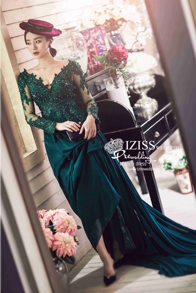 PW473- **พรีออเดอร์เฉพาะชุดผู้หญิง**ชุดแต่งงานแฟนซี ชุดเดรสสีเขียว ชุดถ่ายพรีเวดดิ้ง (prewedding dress) & ชุดแต่งงานแฟนซี (Fancy wedding dress) "ธีมสีเขียวเข้ม"