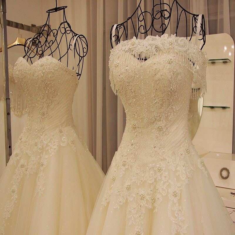 BRL013 **พรีออเดอร์**ชุดแต่งงานหรูหราประดับดอกไม้ผสมเพชรและคริสตัล สวยงามดุจเจ้าหญิง