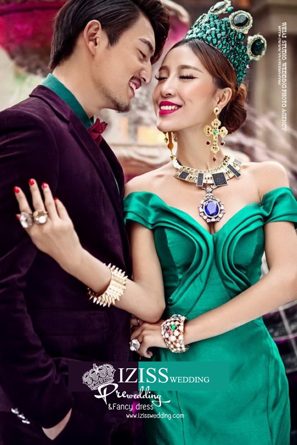 PW424- **พรีออเดอร์**ชุดคู่ถ่ายพรีเวดดิ้ง (prewedding dress) & ชุดแต่งงานแฟนซี (Fancy wedding dress)ชายหญิง "ธีมสีเขียวเข้ม"