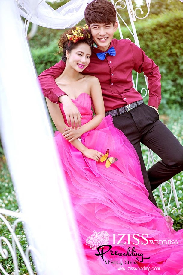 PW315 - **พรีออเดอร์เฉพาะชุดผู้หญิง** ชุดคู่ถ่ายพรีเวดดิ้ง (prewedding dress) & ชุดแต่งงานแฟนซี (Fancy wedding dress)ชายหญิง "ธีมสีชมพู-แดงน้ำเงิน"