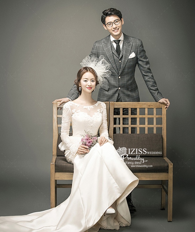 PW430- **พรีออเดอร์งเฉพาะชุดผู้หญิงค่ะ**ชุดคู่ถ่ายพรีเวดดิ้ง (prewedding dress) & ชุดแต่งงานแฟนซี (Fancy wedding dress)ชายหญิง "ธีมสีขาว"