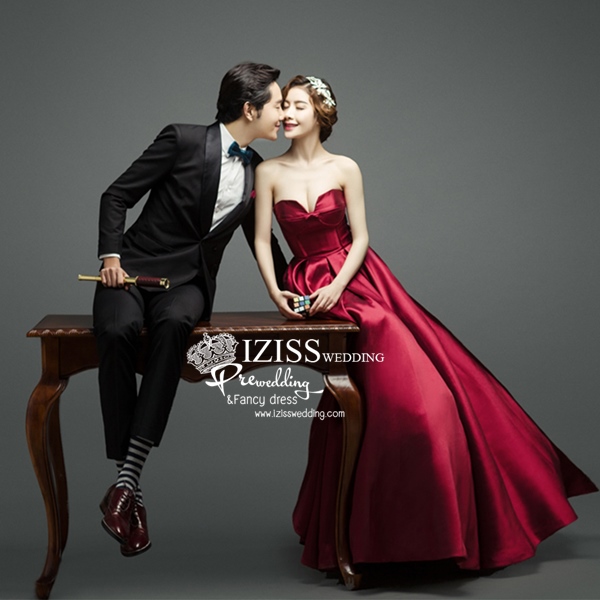 PW359 - **พรีออเดอร์ค่ะ** ชุดคู่ถ่ายพรีเวดดิ้ง (prewedding dress) & ชุดแต่งงานแฟนซี (Fancy wedding dress)ชายหญิง "ธีมสีแดง-ดำ"