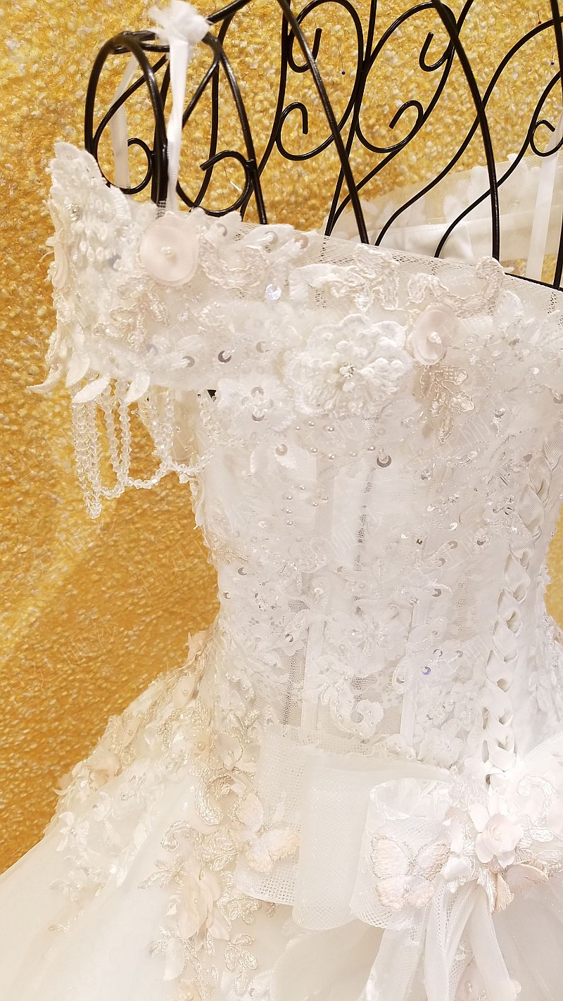 BRL039 **เลิกผลิต**ชุดแต่งงานหรูหราประดับดอกไม้ผสมเพชรและคริสตัล สวยงามดุจเจ้าหญิง