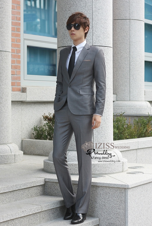 ST052- **พรีออเดอร์**สูทผู้ชายสีเทาแขนยาว แบบกระดุมเดียว พร้อมกางเกง ชุดสูทเจ้าบ่าว สูทแฟนซี ถ่ายพรีเวดดิ้ง & ชุดแต่งงานแฟนซี (Fancy wedding dress) สูทผู้ชายสีเทา