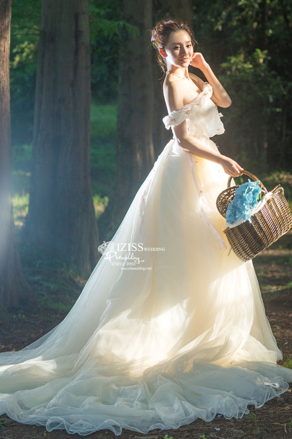 PW477-**พรีออเดอร์**ชุดแต่งงานเดรสสีขาวครีม ชุดยกน้ำชา ชุดถ่ายพรีเวดดิ้ง (prewedding dress) & ชุดแต่งงานแฟนซี (Fancy wedding dress) "ธีมสีขาวครีม"