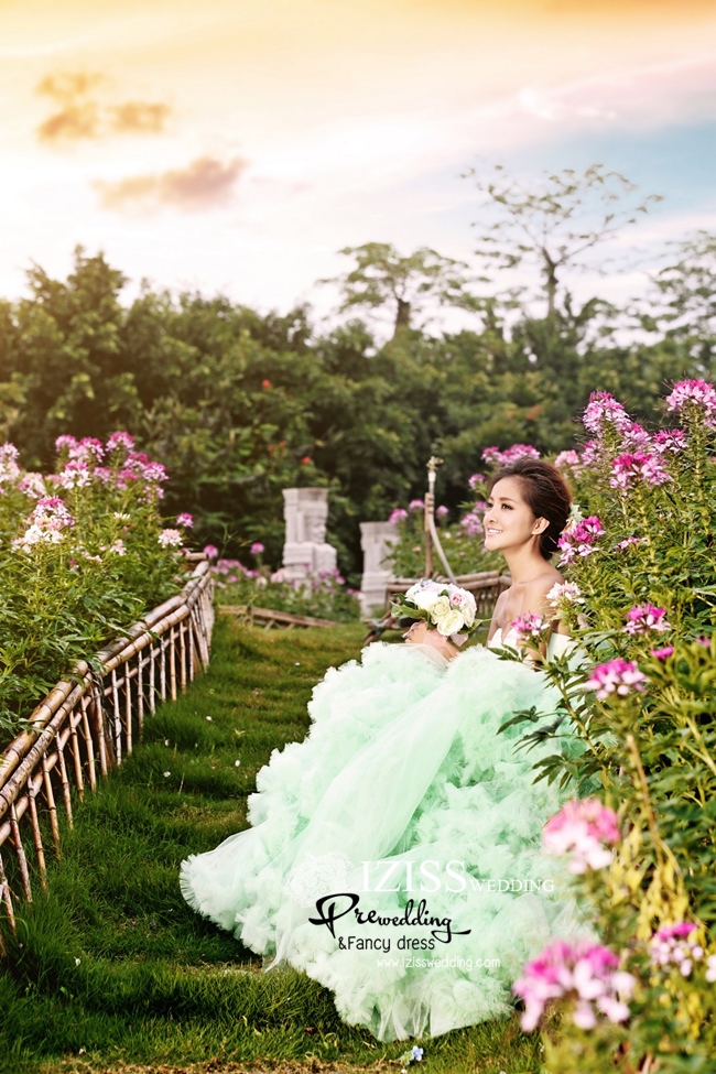 PW238 - **พรีออเดอร์ชุดผู้หญิง** ชุดถ่ายพรีเวดดิ้ง (prewedding dress) & ชุดแต่งงานแฟนซี (Fancy wedding dress) หญิง "ธีมสีเขียวมิ้นต์"