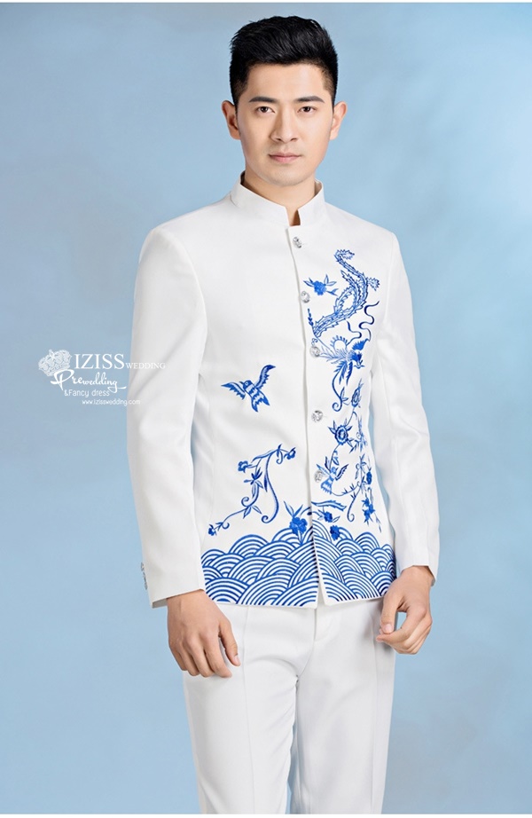 ST074 **พรีออเดอร์**สูทจีนผู้ชายสีขาวแขนยาวปักนกนางแอ่นสีน้ำเงิน ติดกระดุมสีขาว พร้อมกางเกงสีขาวขาสอบ ชุดสูทเจ้าบ่าว สูทแฟนซี ถ่ายพรีเวดดิ้ง & ชุดแต่งงานแฟนซี (Fancy wedding dress) สูทผู้ชายสีขาว