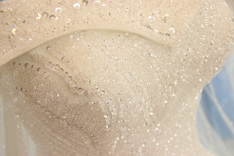 BRL021 **พรีออเดอร์**ชุดแต่งงานหรูหราประดับดอกไม้ผสมเพชรและคริสตัล สวยงามดุจเจ้าหญิง