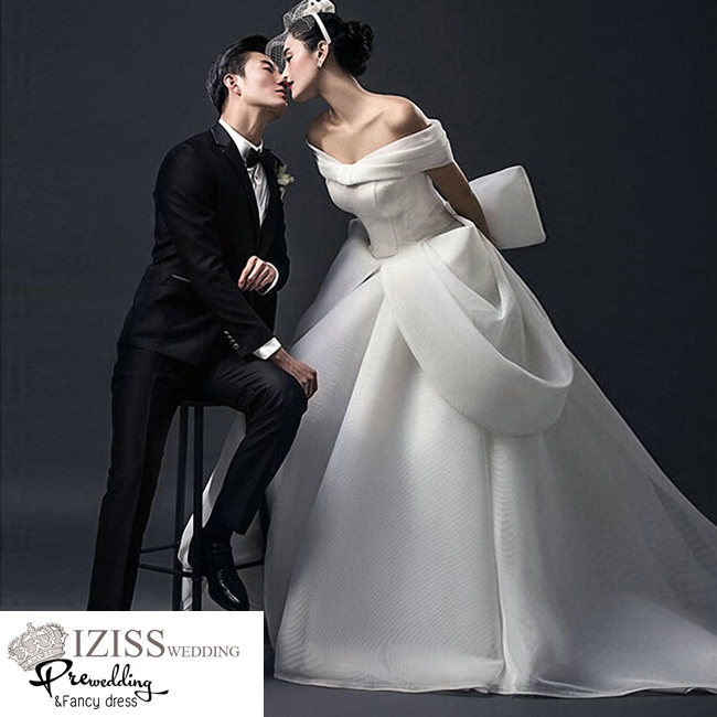 PW319 - **พรีออเดอร์ค่ะ** ชุดคู่ถ่ายพรีเวดดิ้ง (prewedding dress) & ชุดแต่งงานแฟนซี (Fancy wedding dress)ชายหญิง "ธีมชุดเจ้าสาวสีขาว-ดำ"