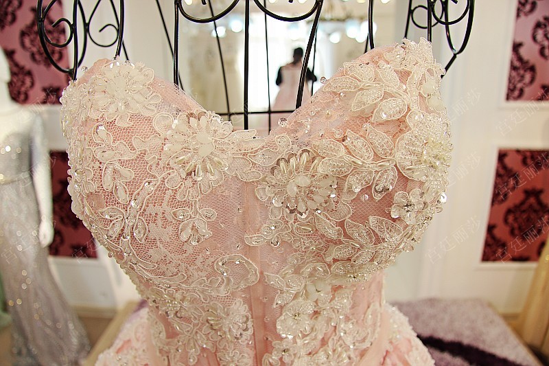 BRL046 **พรีออเดอร์**ชุดแต่งงานชมพูหรูหราประดับดอกไม้ผสมเพชรและคริสตัล สวยงามดุจเจ้าหญิง