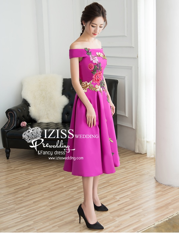 PW541 - **พรีออเดอร์ค่ะ พรีออเดอร์มี 5 สีทั้งสั้น+ยาวค่ะ สีแดง แดงไวน์ เขียว น้ำเงินและม่วงค่ะ** ชุดกี่เพ้าสั้นสีแดง ชุดยกน้ำชา ชุดคู่ถ่ายพรีเวดดิ้ง (prewedding dress) & ชุดแต่งงานแฟนซี (Fancy wedding dress)ชายหญิง "ธีมสีแดง"