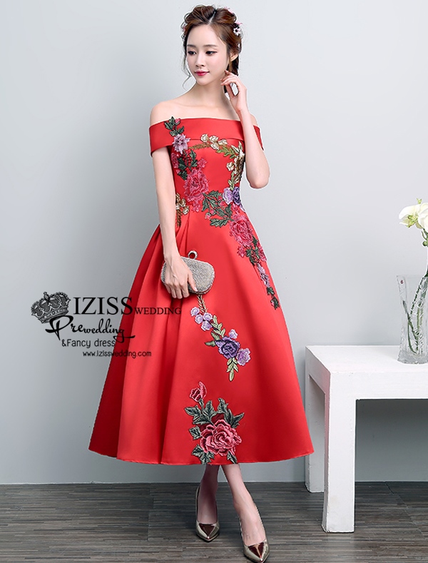 PW541 - **พรีออเดอร์ค่ะ พรีออเดอร์มี 5 สีทั้งสั้น+ยาวค่ะ สีแดง แดงไวน์ เขียว น้ำเงินและม่วงค่ะ** ชุดกี่เพ้าสั้นสีแดง ชุดยกน้ำชา ชุดคู่ถ่ายพรีเวดดิ้ง (prewedding dress) & ชุดแต่งงานแฟนซี (Fancy wedding dress)ชายหญิง "ธีมสีแดง"