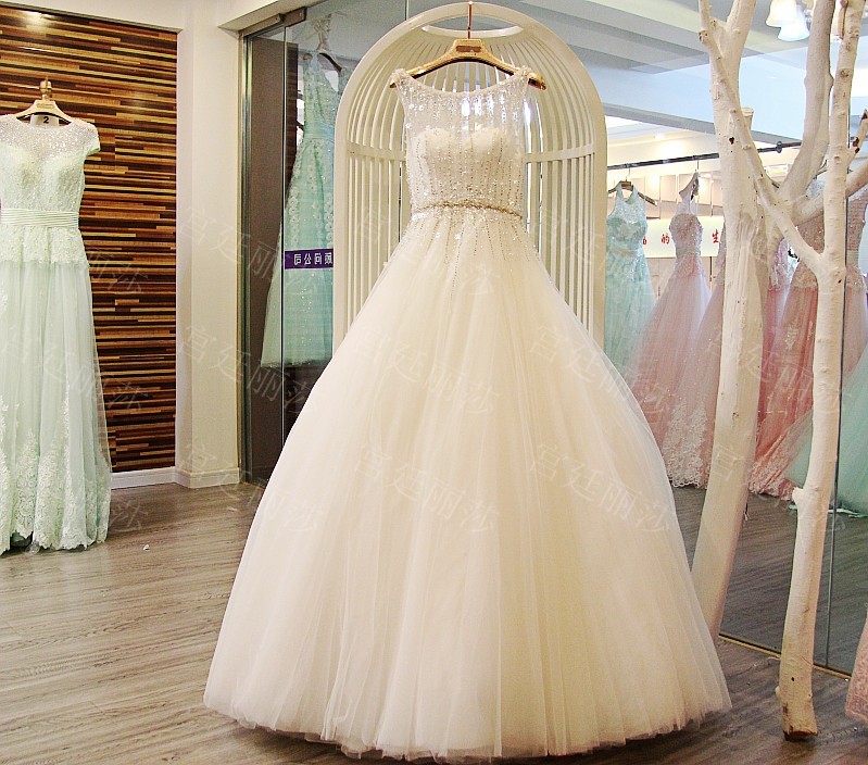 BRL023 **พรีออเดอร์**ชุดแต่งงานหรูหราประดับดอกไม้ผสมเพชรและคริสตัล สวยงามดุจเจ้าหญิง