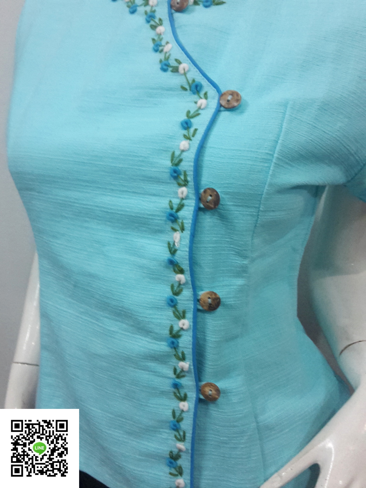 เสื้อผ้าไทย เสื้อผ้าฝ้ายพื้นเมืองสีฟ้ามิ้นท์ เสื้อใส่ผ้าซิ่นสีฟ้ามิ้นท์. เสื้อผ้าฝ้ายสีฟ้ามินท์คอจีนกระดุมหน้า