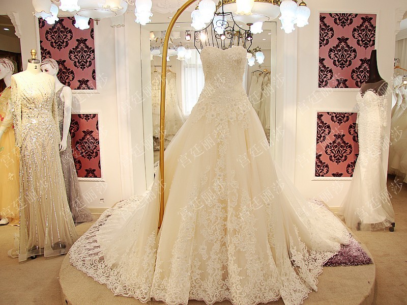 BRL013 **พรีออเดอร์**ชุดแต่งงานหรูหราประดับดอกไม้ผสมเพชรและคริสตัล สวยงามดุจเจ้าหญิง