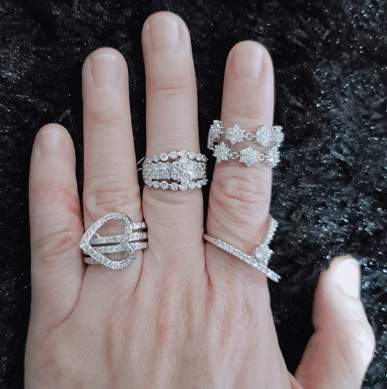 a-gojewelrystudio PassionatoGems นอกจากเราจะเป็นร้านเพชรที่มากด้วยประสบการณ์ และมีความแตกต่าง ในการนำเสนอเครื่องประดับแก่ลูกค้าแล้ว เรายังมีสตูดิโอสอนออกแบบเครื่องประดับเป็นของตัวเองอีกด้วย จึงทำให้เราพัฒนาองค์ความรู้ และความเชี่ยวชาญในการคัดเลือกวัตถุดิบเทคนิคในการผลิต เครื่องประดับเพชร แหวนเพชรอยู่ตลอดเวลา คลิกอ่านรายละเอียดคลาสสอนออกแบบเครื่องประดับ