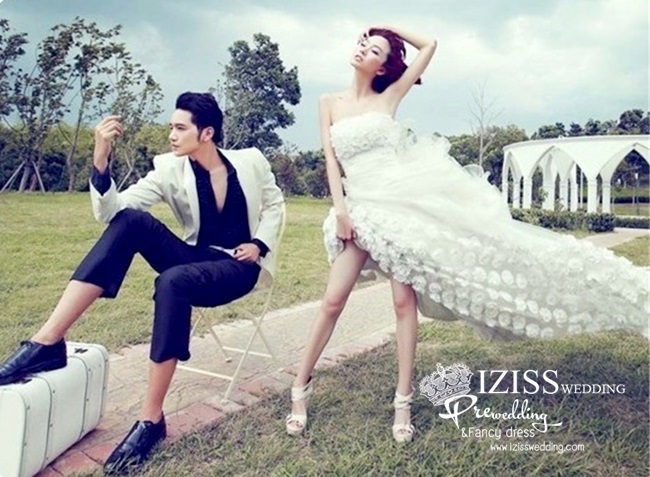 PW004 - **เลิกผลิตค่ะ** ชุดคู่ถ่ายพรีเวดดิ้ง (prewedding dress) & ชุดแต่งงานแฟนซี (Fancy wedding dress)ชายหญิง "ธีมสีขาว-ดำ"