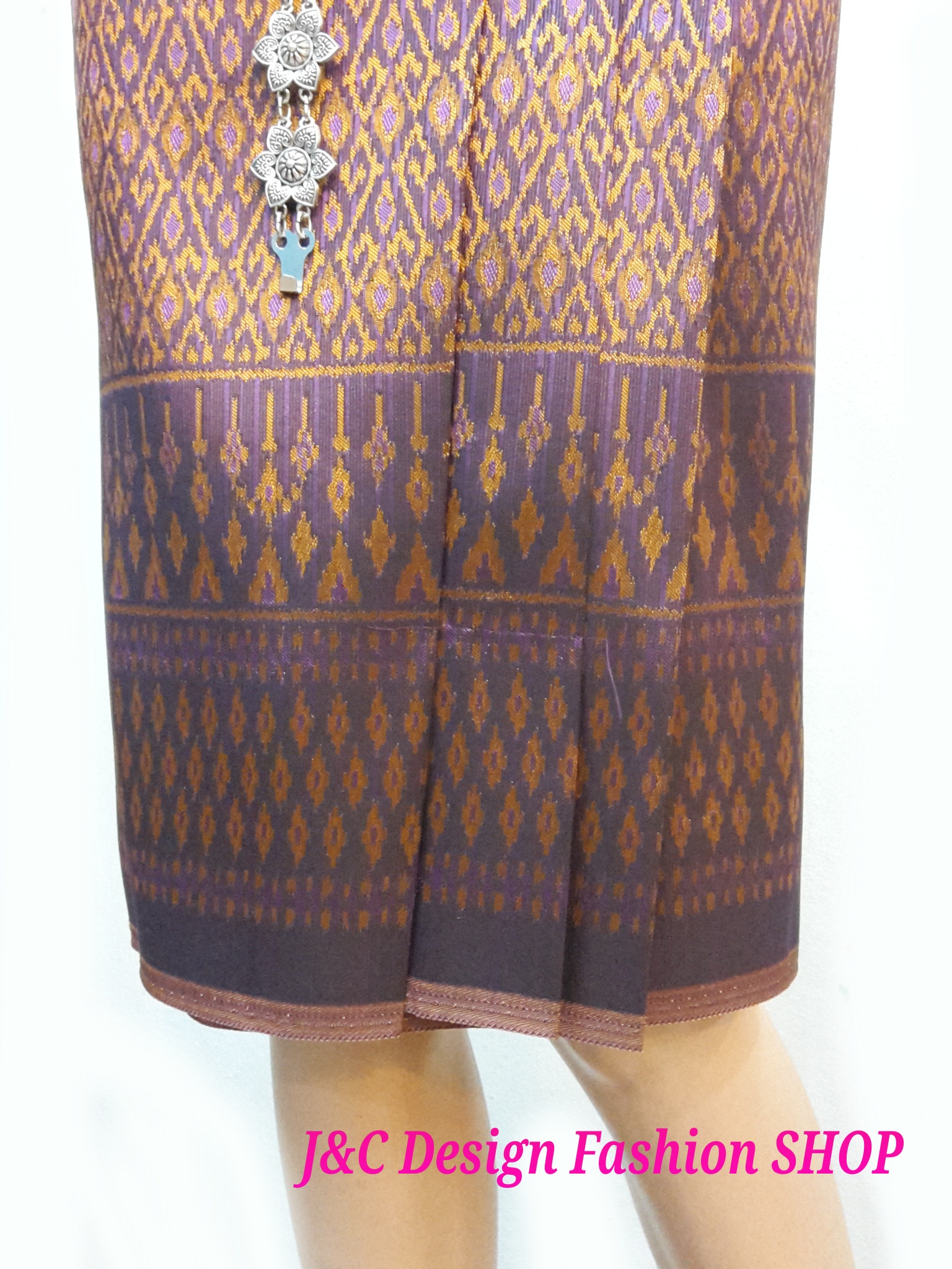 ผ้าถุงฝ้ายสำเร็จรูป กระโปรงผ้าไทยสำเร็จรูปแต่งจีบ 3จีบแบบป้ายเลื่อนตะขอ สีชมพูอมม่วงเมทอลลิค