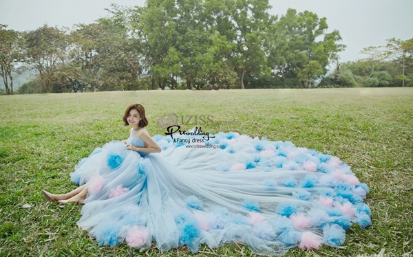 PW625 **พร้อมส่งชุดพรีเวดดิ้งผู้หญิงสีฟ้า** ชุดคู่ถ่ายพรีเวดดิ้ง (prewedding dress) & ชุดแต่งงานแฟนซี (Fancy wedding dress)ชายหญิง "ธีมสีฟ้า"