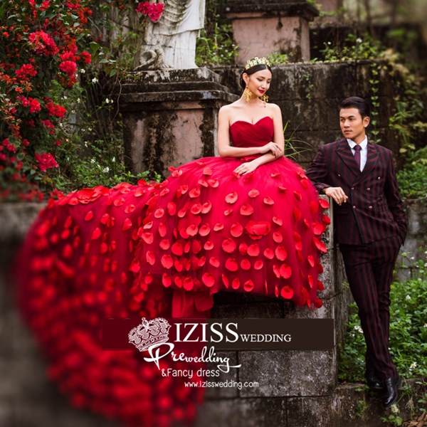 PW468- **พร้อมส่งเฉพาะชุดผู้หญิง**ชุดแต่งงานแฟนซี ชุดเดรสสีแดง ชุดถ่ายพรีเวดดิ้ง (prewedding dress) & ชุดแต่งงานแฟนซี (Fancy wedding dress) "ธีมสีแดง แดงสลับดำ"