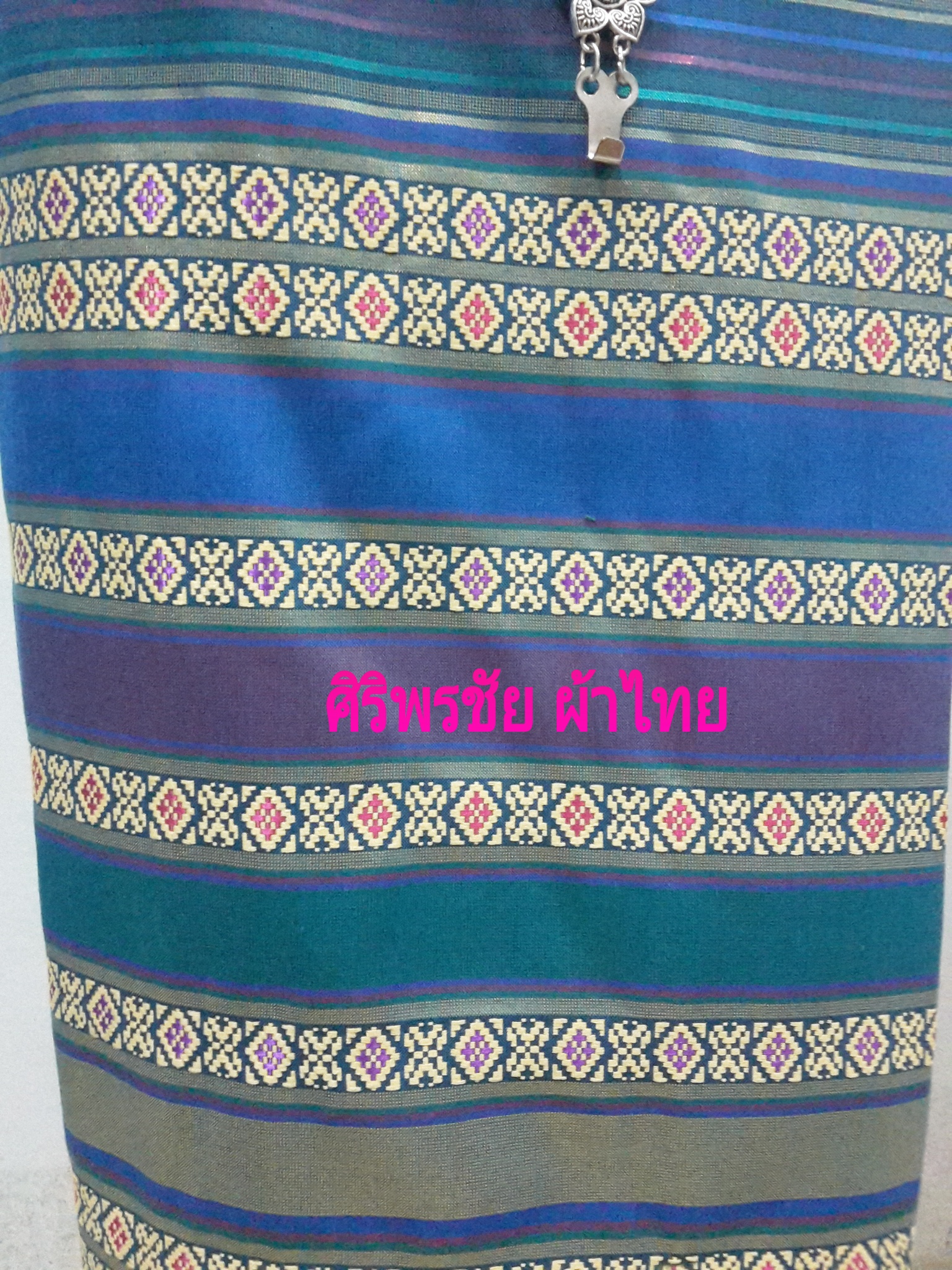 ผ้าถุงสำเร็จรูปแบบป้ายเลื่อนตะขอไทยล้านนา ผ้าถุงสำเร็จรูปยกดอกสอดดิ้นเงิน ผ้าฝ้ายมัดหมี่ตัดสำเร็จสอดดิ้นเงิน พร้อมส่ง