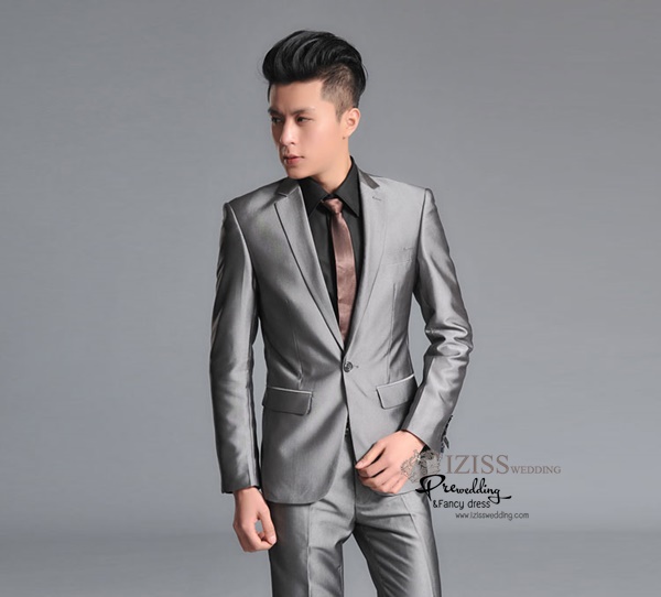 ST060- **พรีออเดอร์**สูทผู้ชายสีเทาเงินมันวาว แขนยาว แบบ 4 กระดุม พร้อมกางเกง ชุดสูทเจ้าบ่าว สูทแฟนซี ถ่ายพรีเวดดิ้ง & ชุดแต่งงานแฟนซี (Fancy wedding dress) สูทผู้ชายสีเทาเงิน