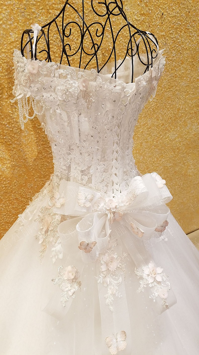 BRL039 **เลิกผลิต**ชุดแต่งงานหรูหราประดับดอกไม้ผสมเพชรและคริสตัล สวยงามดุจเจ้าหญิง