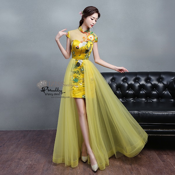 PW614- **พรีออเดอร์**ชุดกี่เพ้าเหลืองทองชุดสั้น ชุดยกน้ำชา ชุดถ่ายพรีเวดดิ้ง (prewedding dress) & ชุดแต่งงานแฟนซี (Fancy wedding dress) "ธีมสีเหลืองทอง"