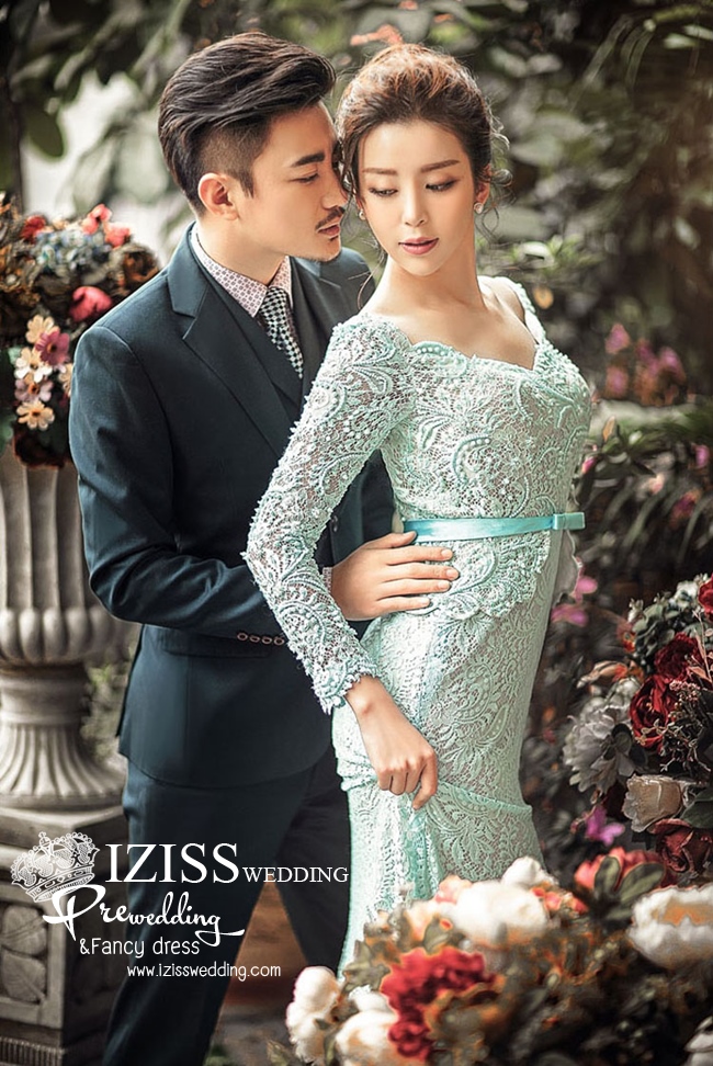 PW404- **พรีออเดอร์**ชุดคู่ถ่ายพรีเวดดิ้ง (prewedding dress) & ชุดแต่งงานแฟนซี (Fancy wedding dress)ชายหญิงสไตล์เจ้าชายเจ้าหญิง "ธีมสีเขียว"
