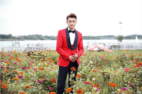 ST114- **พรีออเดอร์**สูทแฟนซีผู้ชายสีแดงเนื้อนูนลายดอกไม้ พร้อมกั๊กและกางเกง ชุดสูทเจ้าบ่าว สูทแฟนซี ถ่ายพรีเวดดิ้ง & ชุดแต่งงานแฟนซี (Fancy wedding dress) สูทผู้ชายสีแดงดำ