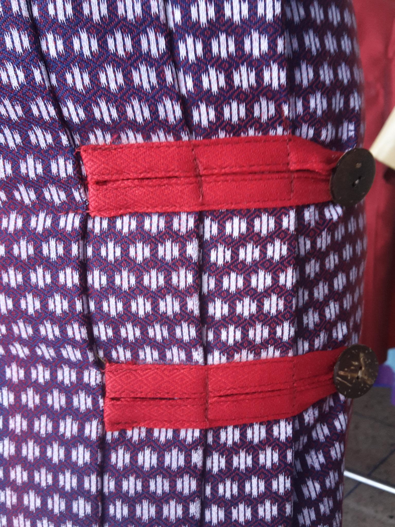 ผ้าซิ่นสำเร็จรูปผ้าซิ่นผ้าฝ้าย แบบป้ายแต่ง 3 จีบกระดุมกระลา ผ้าถุงสำเร็จรูปสีน้ำม่วงอมแดง ผ้ามัดหมี่ตีนแดงสำเร็จสำเร็จรูป