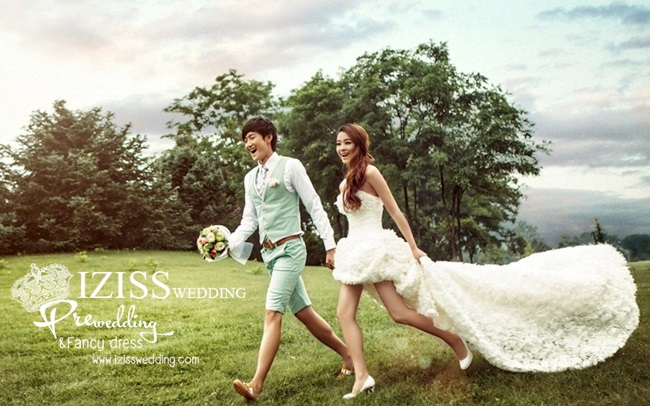 PW021 - **พรีออเดอร์ค่ะ** ชุดคู่ถ่ายพรีเวดดิ้ง (prewedding dress) & ชุดแต่งงานแฟนซี (Fancy wedding dress)ชายหญิง "ธีมสีขาว-เขียว"
