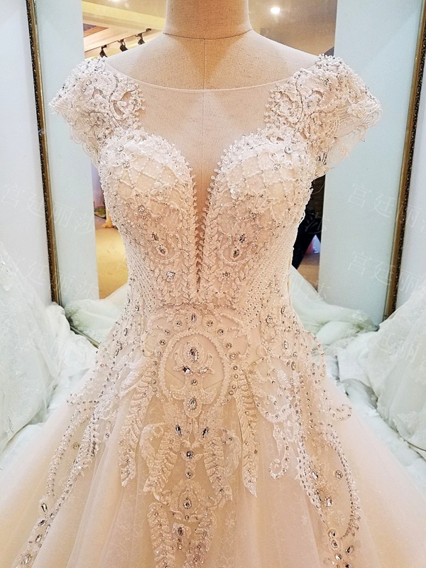 BRL070 **พรีออเดอร์**ชุดแต่งงานหรูหราประดับดอกไม้ผสมเพชรและคริสตัล สวยงามดุจเจ้าหญิง