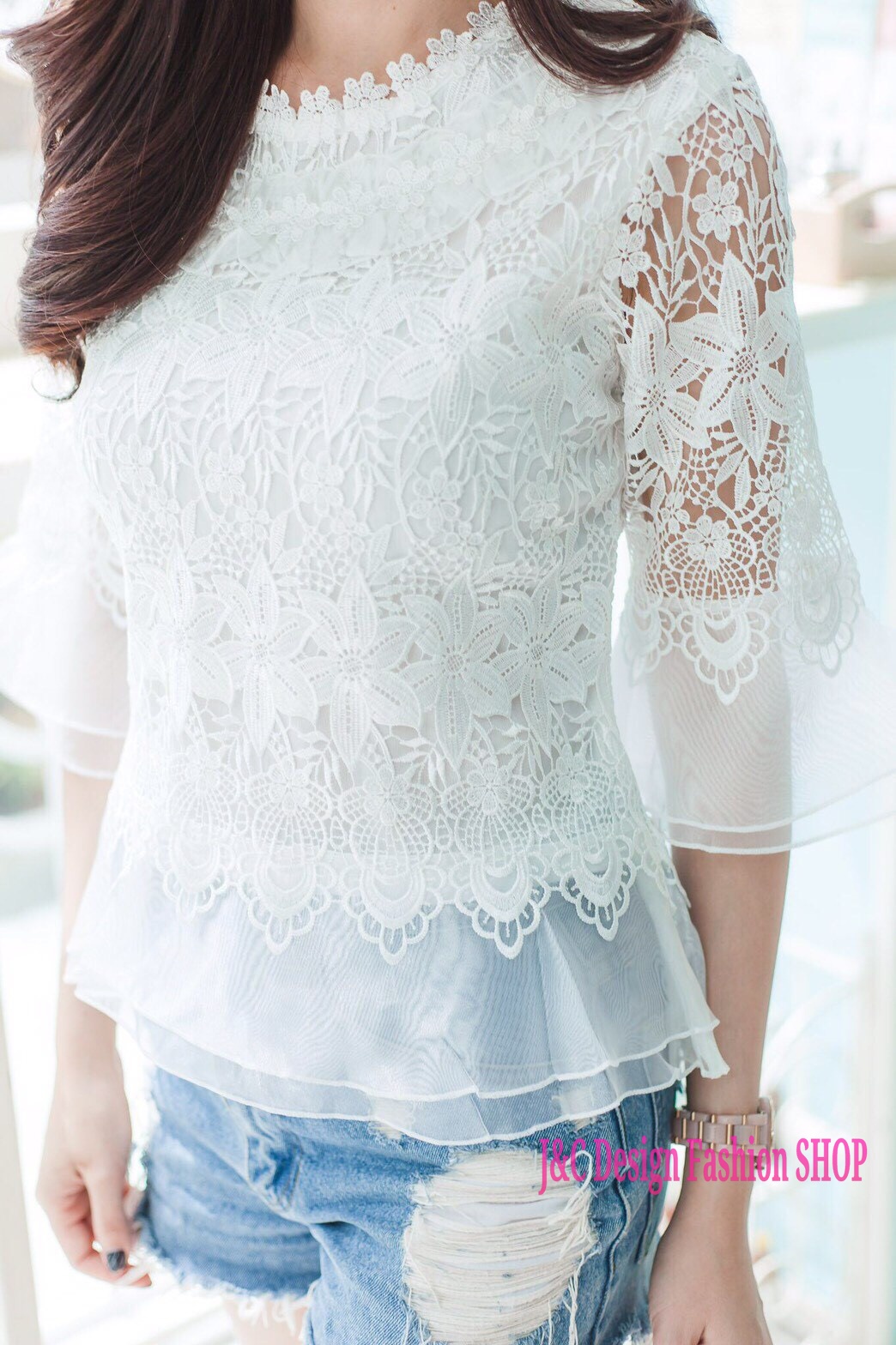 เสื้อลูกไม้สไตน์เกาหลีสีขาวเสื้อลูกไม้สไตน์วัยรุ่นสีขาว เสื้อผ้าไทยใส่กับผ้าซิ่น เสื้อผ้าฝ้ายใส่กับผ้าถุงสีขาว เสื้อลูกไม้ใส่ผ้าซิ่น เสื้อลูกไม้พาดาแขนสั้นสีขาว