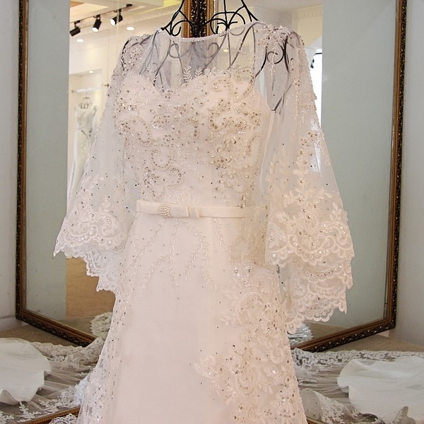 BRL083 **พรีออเดอร์สีฟ้าและสีขาว**ชุดแต่งงานหรูหราประดับดอกไม้ผสมเพชรและคริสตัล สวยงามดุจเจ้าหญิง