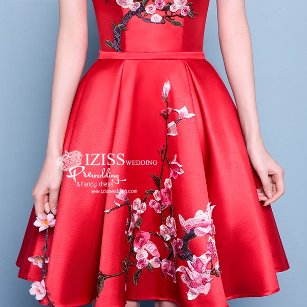 PW542-**พรีออเดอร์มีสีแดงกับสีแดงไวน์ค่ะ** ชุดกี่เพ้าสั้นสีแดงประดับลายดอกซากุระ ชุดยกน้ำชา ชุดคู่ถ่ายพรีเวดดิ้ง (prewedding dress) & ชุดแต่งงานแฟนซี (Fancy wedding dress)ชายหญิง "ธีมสีแดง"