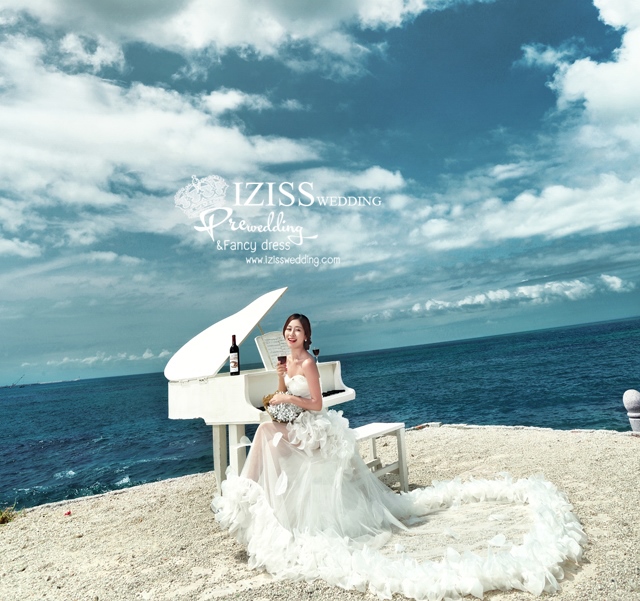 PW402- **พรีออเดอร์**ชุดคู่ถ่ายพรีเวดดิ้ง (prewedding dress) & ชุดแต่งงานแฟนซี (Fancy wedding dress)ชายหญิงสไตล์เจ้าชายเจ้าหญิง "ธีมสีน้ำเงิน"