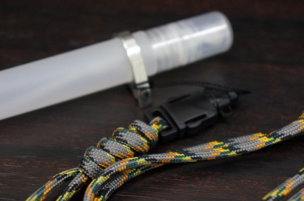 ลายใหม่ สายคล้องคอเชือก Paracord 550 พร้อมตัวแขวนCNC กับ ขวดสเปรย์ ขนาดพกพา 10ml
