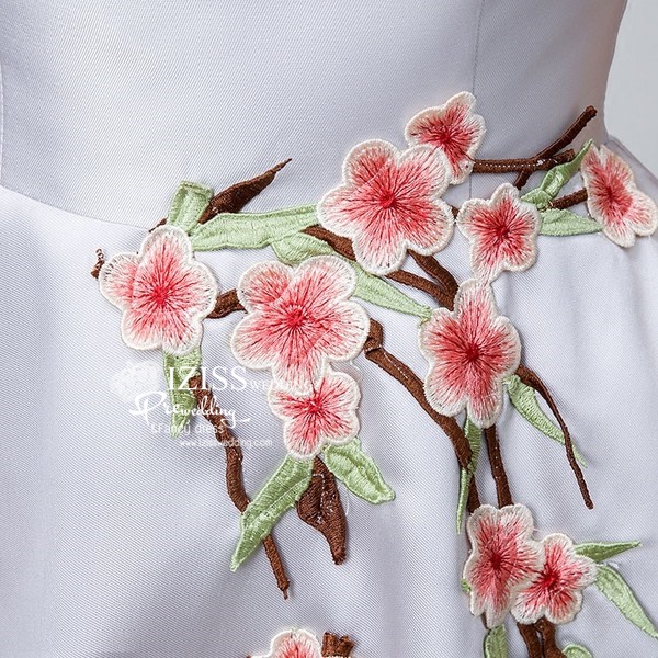 PW498 - **พรีออเดอร์** ชุดจีนกี่เพ้าสีเทาเงินกระโปรงบาน ไหล่ปาดประดับดอกซากุระ สวยหรู ชุดยกน้ำเงิน ชุดคู่ถ่ายพรีเวดดิ้ง (prewedding dress) & ชุดแต่งงานแฟนซี (Fancy wedding dress)หญิง "ธีมสีเทาเงิน"