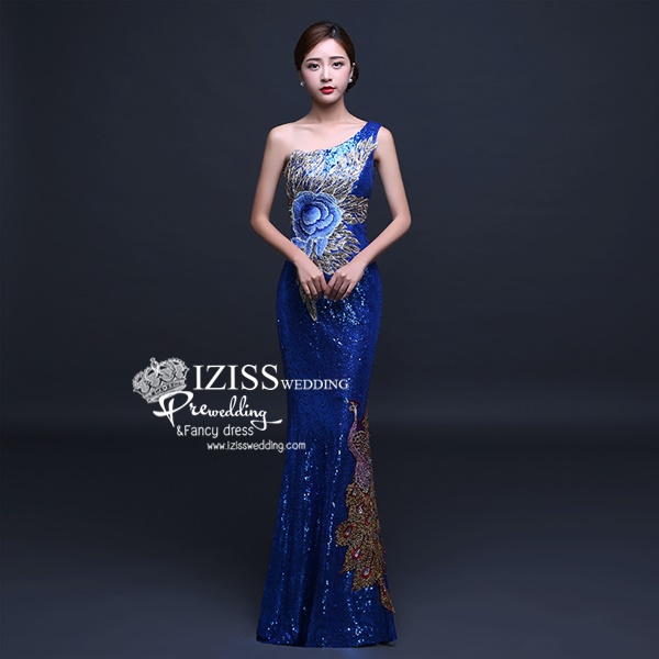 PW532 - **พรีออเดอร์มีสีแดงและสีน้ำเงินค่ะ** ชุดกี่เพ้าเลื่อมสีแดงแขนสั้นประดับลายดอกไม้ ชุดยกน้ำชา ชุดคู่ถ่ายพรีเวดดิ้ง (prewedding dress) & ชุดแต่งงานแฟนซี (Fancy wedding dress)ชายหญิง "ธีมสีแดง น้ำเงิน"