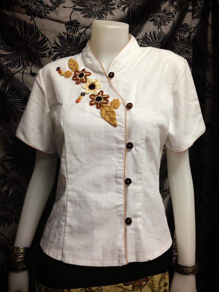 เสื้อผ้าไทยสีขาว เสื้อผ้าฝ้าย เสื้อใส่ผ้าซิ่น เสื้อผ้าฝ้ายสีขาว แต่งผ้ากุ้นสีครีม ปักดอกไม้ สำเนา