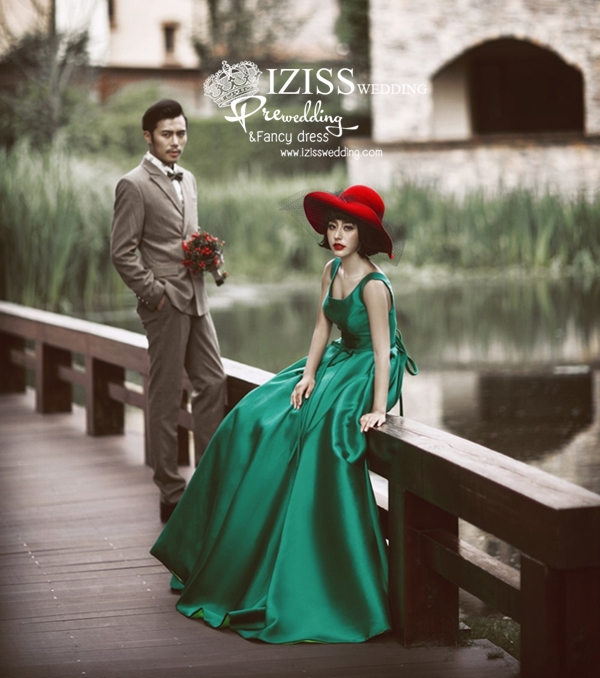 PW361 - **พรีออเดอร์ค่ะ** ชุดคู่ถ่ายพรีเวดดิ้ง (prewedding dress) & ชุดแต่งงานแฟนซี (Fancy wedding dress)ชายหญิง "ธีมสีเขียว-น้ำตาลอ่อน"