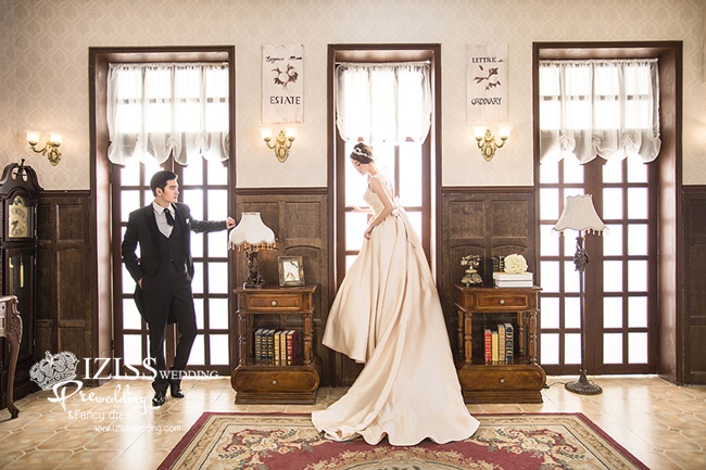 PW365 - **พร้อมส่งเฉพาะชุดผู้หญิงค่ะ** ชุดคู่ถ่ายพรีเวดดิ้ง (prewedding dress) & ชุดแต่งงานแฟนซี (Fancy wedding dress)ชายหญิง "ธีมสีขาวครีม-ดำ"