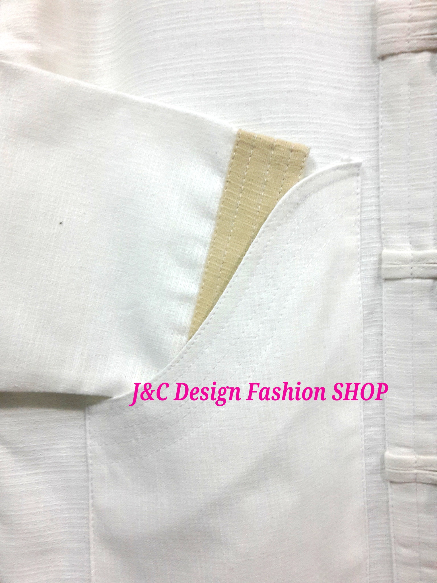 เสื้อผ้าไทยชายแขนยาวสีขาว เสื้อผ้าฝ้ายชายแต่งกระดุ้มปั้นแต่งขลิบสีครีม เสื้อผ้าพื้นเมืองชายวัยรุ่นกระเป๋าเว้า