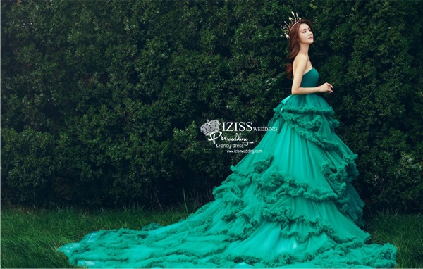 PW624 **พร้อมส่งชุดพรีเวดดิ้งผู้หญิงสีเขียว** ชุดคู่ถ่ายพรีเวดดิ้ง (prewedding dress) & ชุดแต่งงานแฟนซี (Fancy wedding dress)ชายหญิง "ธีมสีเขียว"