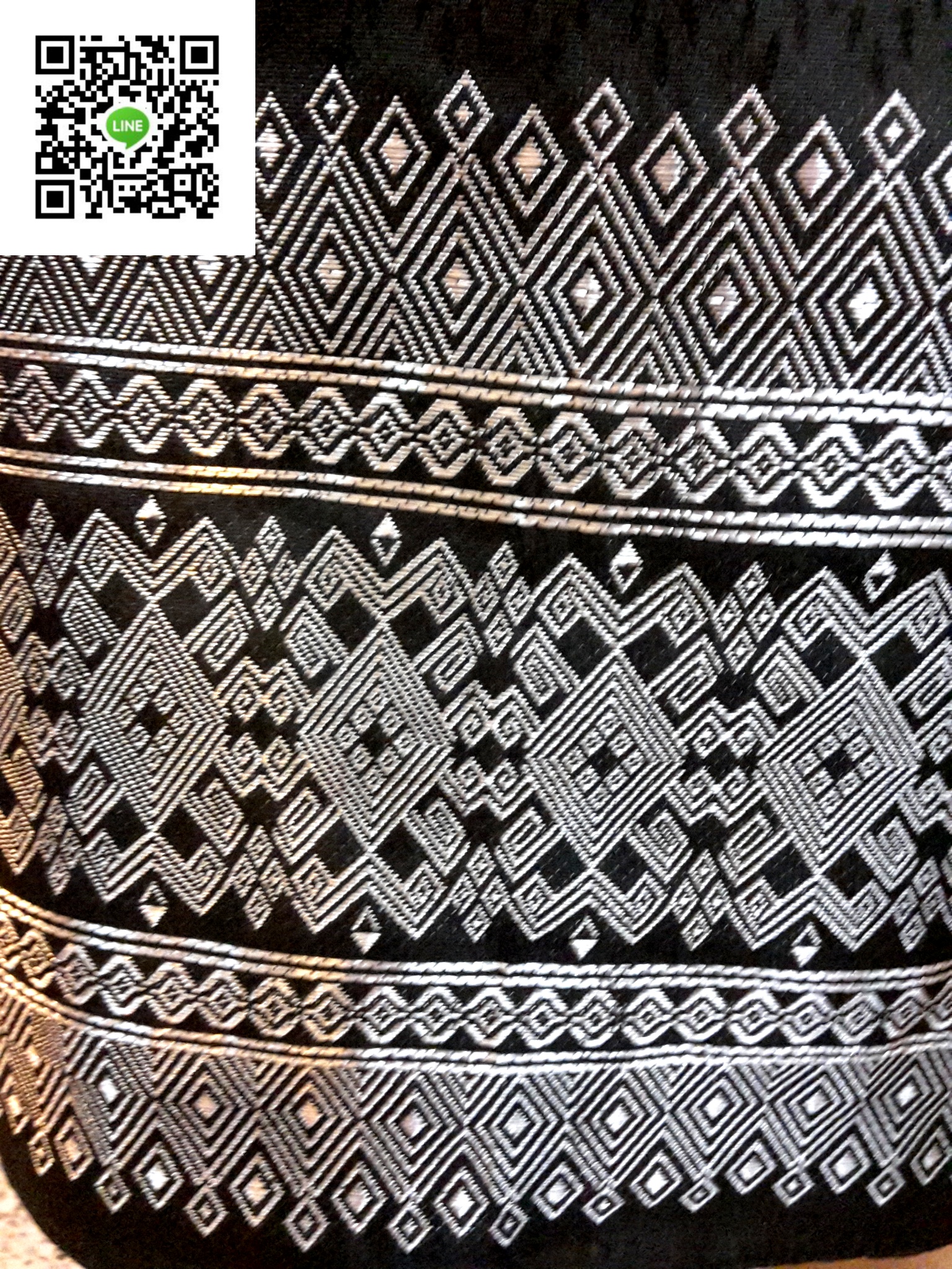 ผ้าถุงสำเร็จรูปสีดำ ผ้าถุงไหมลาวสำเร็จรูปตีนจกลายกระจับสีดำ แบบป้ายเลื่อนตะขอสีดำ