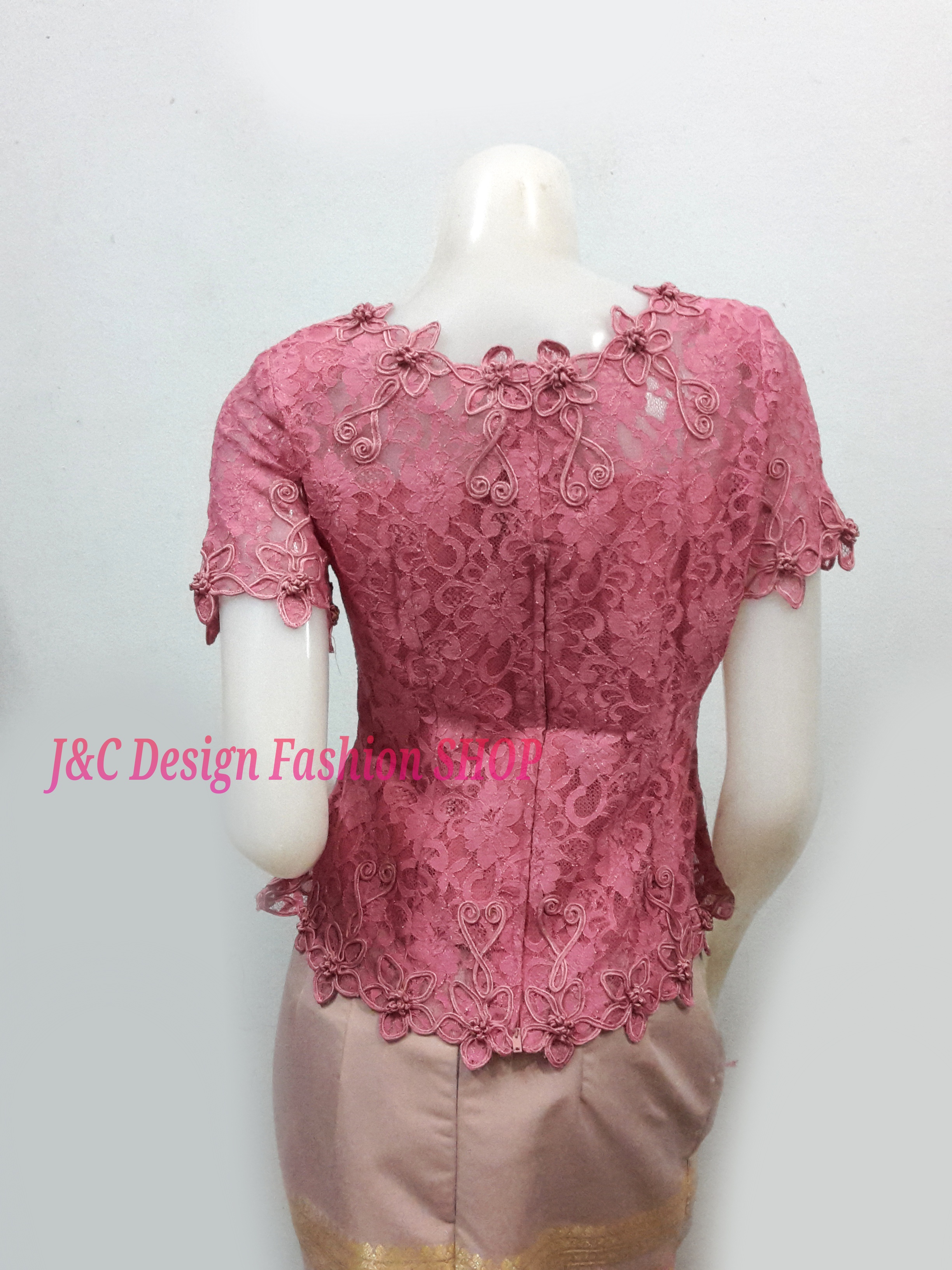 เสื้อลูกไม้แต่งไหมแก้วสีชมพูกระปิ เสื้อผ้าไทยลูกไม้แต่งไหมแก้วสีชมพูกระปิ จับแมทเสื้อผ้าได้ง่ายทั้งกางเกง กางเกง หรือผ้าถุงไทย